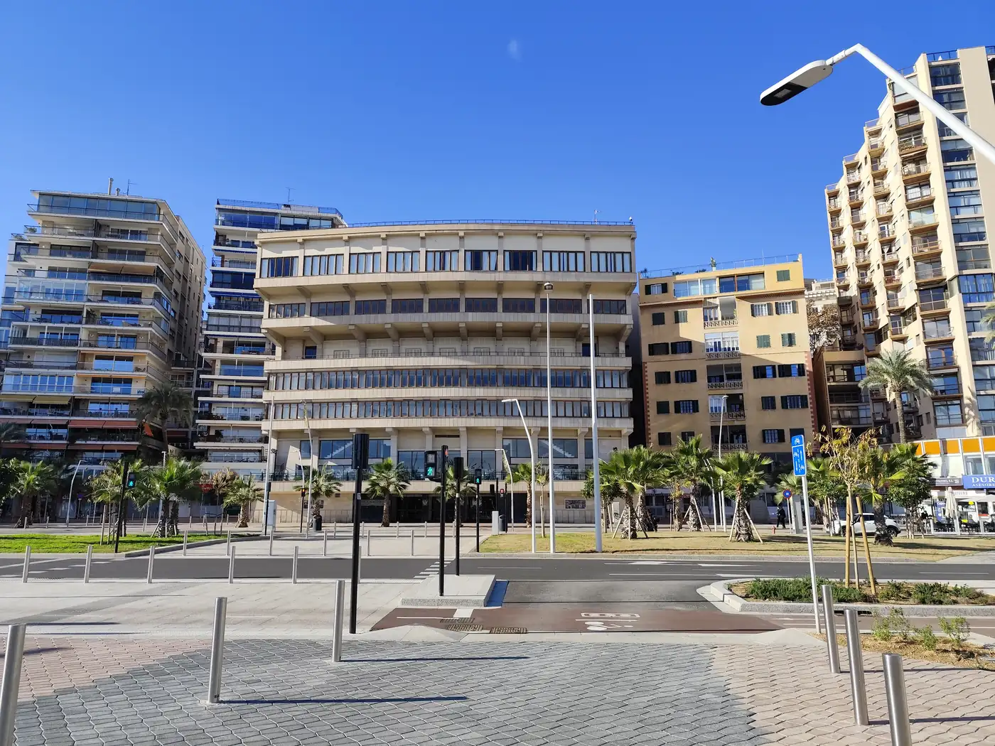 Fassade des Auditorium de Palma mit Fensterbändern am Passeig Marítim, davor Palmen und Promenade