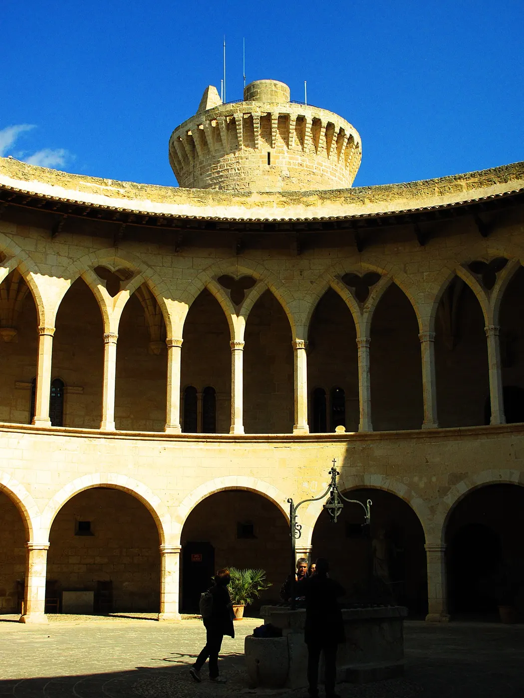 Runder Innenhof des Castell de Bellver mit zwei Arkadengeschossen, dahinter der runde Hauptturm