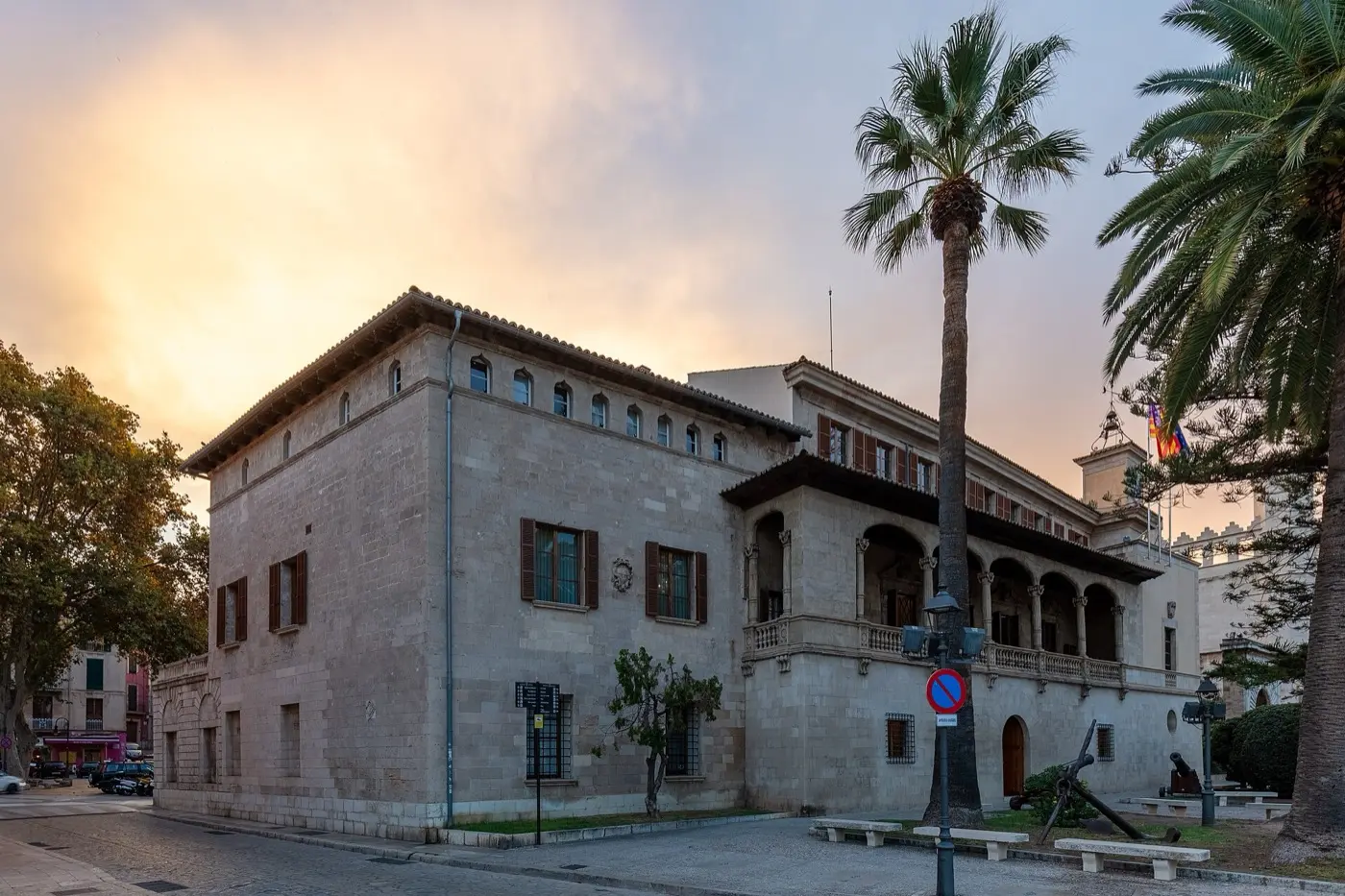 Consolat de Mar mit Loggia zur Seeseite, davor Palmen am Passeig de Sagrera