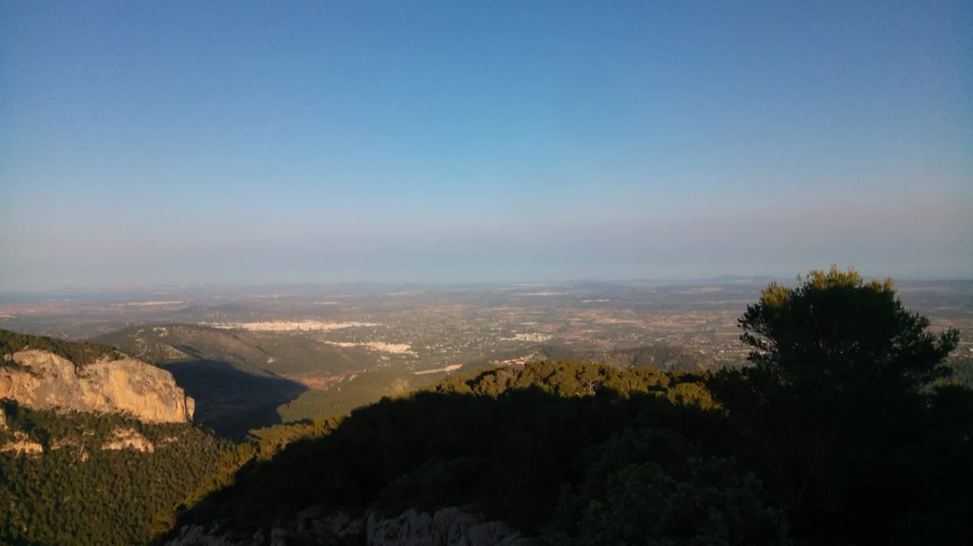 Weiter Blick vom Castell d’Alaró über Es Raiguer und Es Pla mit Bergkante im Vordergrund