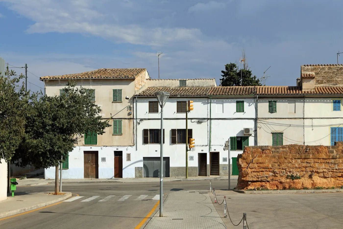 Straße in Inca mit weißen Häusern und grünen Fensterläden