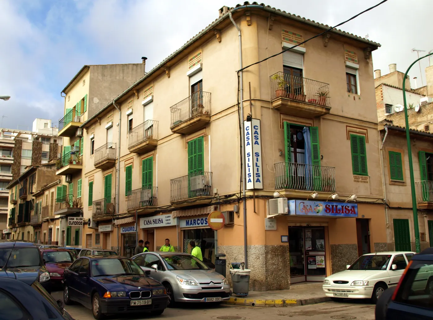 Wohnhäuser mit grünen Fensterläden und Läden im Erdgeschoss in der Carrer de Soler