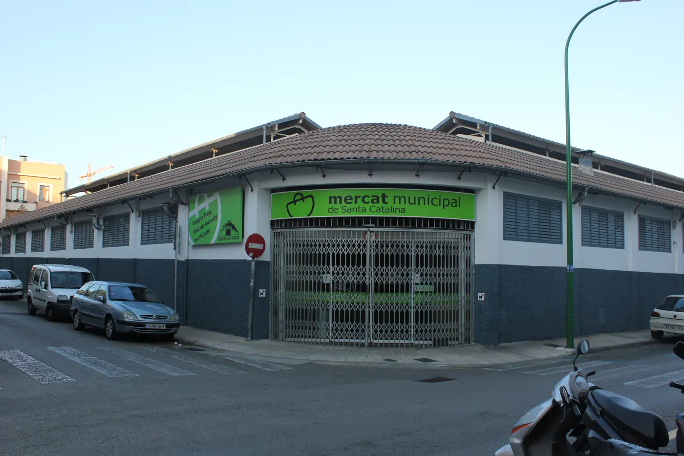 Außenansicht der Markthalle Mercat municipal de Santa Catalina mit Schild über dem Eingang