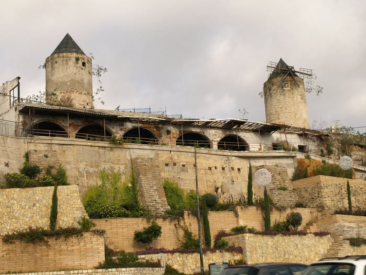 Zwei alte Windmühlentürme auf der Mauer über dem Hang von Es Jonquet