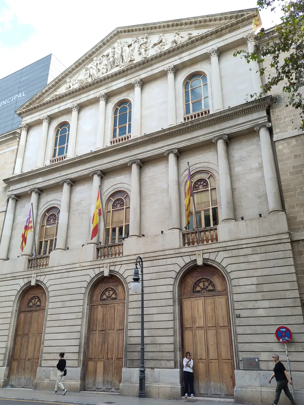 Klassizistische Fassade des Teatre Principal mit Säulen, Giebel und Uhr
