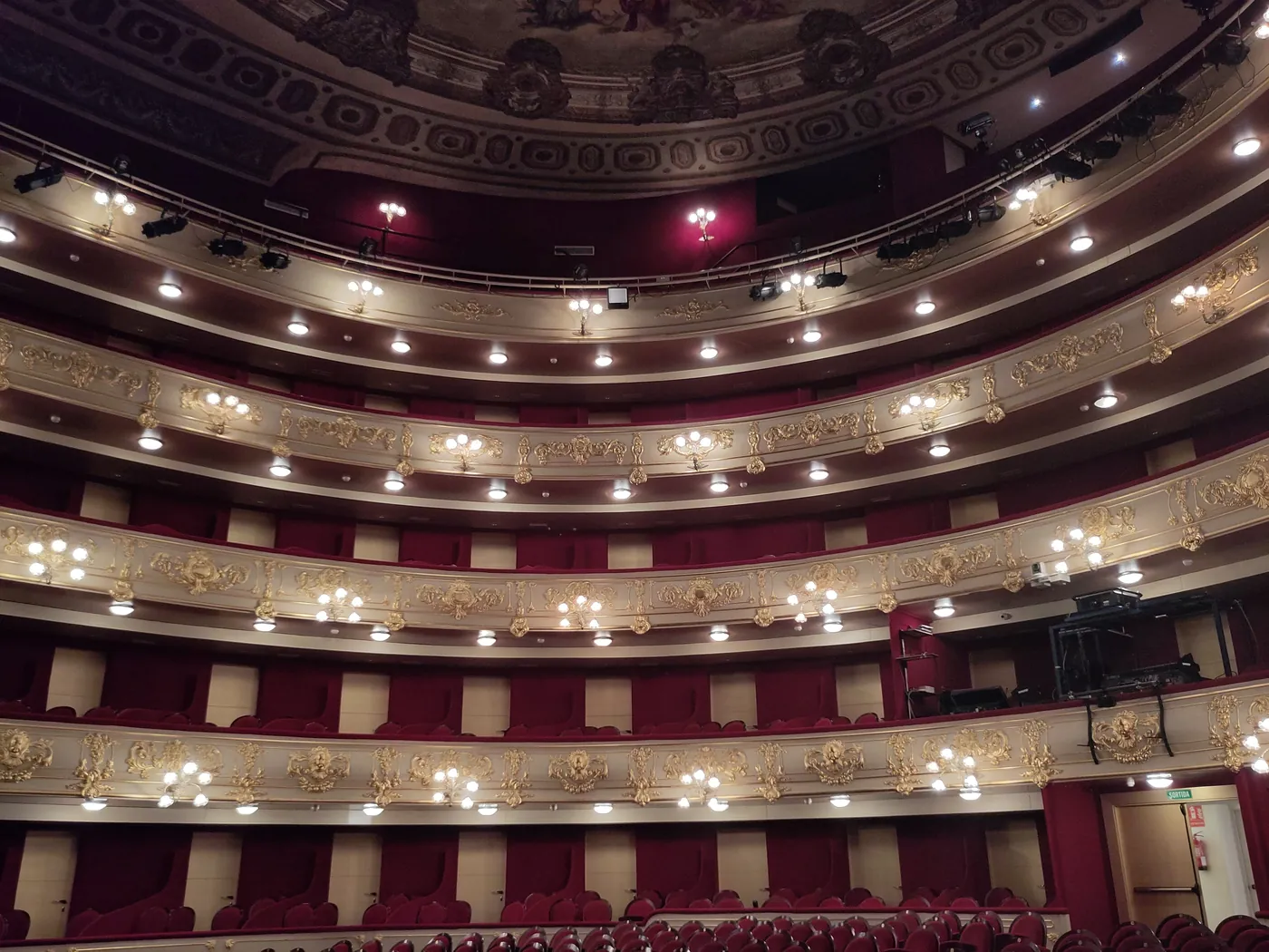 Logenränge des Teatre Principal mit goldenen Verzierungen, rotem Samt und Lampen
