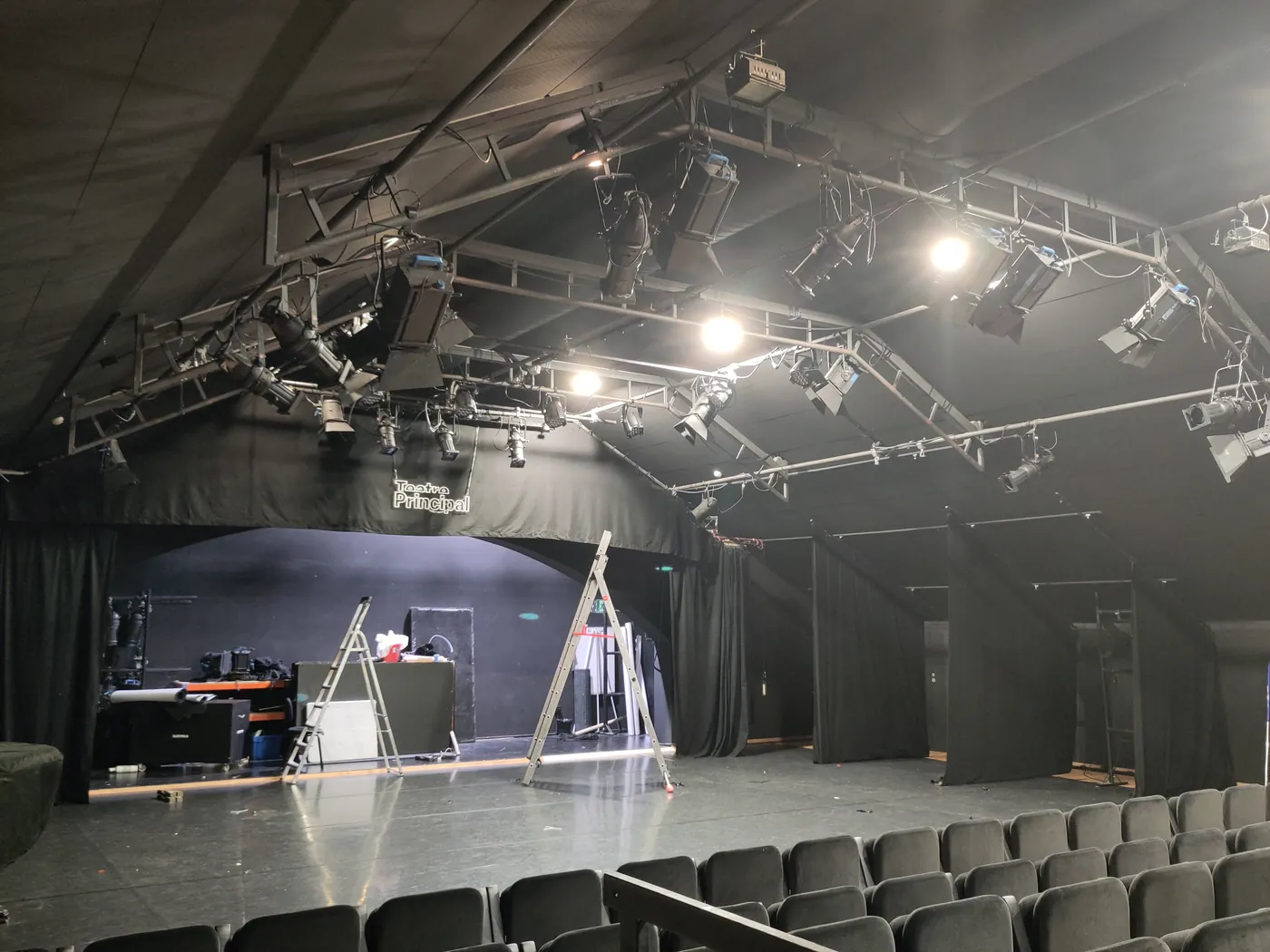 Die Sala Petita des Teatre Principal, ein schlichter Saal mit Sitzreihen